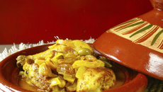 Tajine de poulet au citron confit, fenouil et aubergine