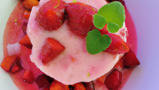 Tartare de fraise au sirop de persil, glace coco