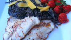 Filet de dorade royale au safran et à l'encre de seiche