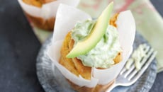 Muffins salés à l'avocat Hass du Pérou, féta et tomates séchées