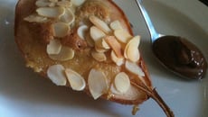Poire rôtie, cœur caramel et crème d'amande