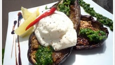 Aubergines confites au balsamique, ricotta crémeuse et gremolata au piment