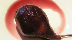 Poires pochées au vin rouge à la crème de cassis