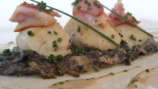 Noix de Saint-Jacques poêlées lard fumé et trompettes