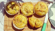 Muffins salés au roquefort, olives vertes & noix