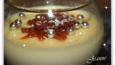 Panna cotta au chocolat blanc et sa sauce au caramel au beurre salé