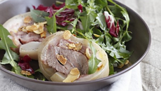 Salade de tête de veau tiède aux pissenlits et amandes grillées