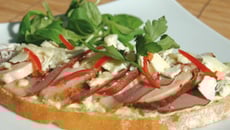 Tartine de Poulet et Canard Fumé, crème d'avocat aux pignons et fromage de chèvre