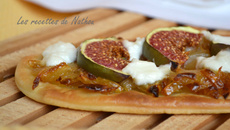 Pizzetta aux figues, oignons confits et chèvre