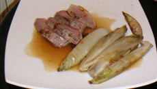 Magret de canard sauce miel / pain d'épice et ses endives sautées