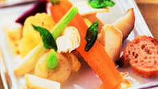 Jeunes légumes de saison croquants avec copeaux de Charolais