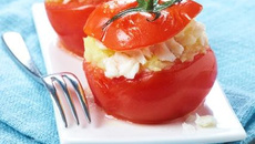 Tomates farcies à la compotée de pommes de terre et merlu