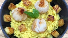 Saint-Jacques et riz sauté à l'ananas au curry et basilic