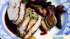 Oignons et pommes de terre rôtis au balsamique avec du rôti de porc