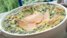 Œufs cocotte à la mousse de roquette et cœur de saumon