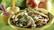 Salade de mâche, poulet, pommes et Saint Agur