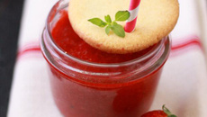 Soupe de fraises au basilic au basilic et son sablé aux amandes