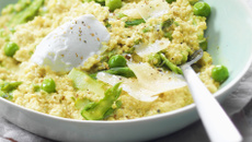 Risotto de quinoa aux asperges, petits pois et Chavroux®