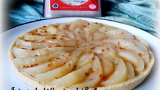 Tarte aux poires, ganache chocolat blanc et roquefort Papillon, caramel au beurre salé