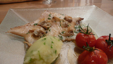 Aile de raie poêlée et son beurre infusé aux palourdes, purée de pomme de terre à l'huile d'olive et au cresson, petites tomates au four
