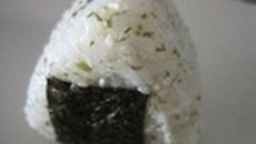 Onigiri à la sardine et au shiso - avec un moule