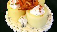 Pommes de terre tièdes et croustillantes, fourme d'Ambert et chantilly de fourme