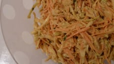 Coleslaw revisité au curry, comté et basilic