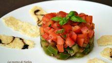 Tartare de tomates aux fines herbes, vinaigre de Xérès et huile d'olive au basilic