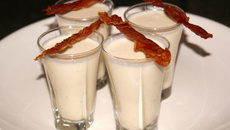 Velouté de chou-fleur, chips de jambon de Parme