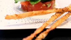 Tartare de tomates et pousses d’épinards, grissinis au cumin