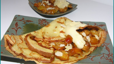 Crêpes au lait d'amandes, mirabelles, pain d'épices et crème au lait d'amandes