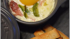 Œufs cocotte au poivron et au jambon et ses mouillettes parfumées au thym
