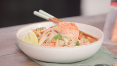 Pad Thaï au saumon MOWI Traiteur mi-cuit épices Thaï