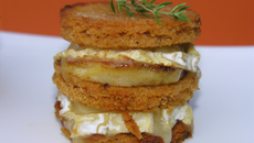 Mille-feuilles de pain d'épices au Neufchâtel et au miel