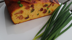 Cake au bacon chorizo et ciboulette