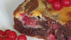 Brownie aux deux chocolats et aux groseilles