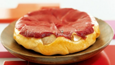 Tatin à la bûche affinée et au thon caramélisé au miel