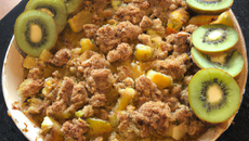 Crumble de gingembre pommes-kiwi-mangues