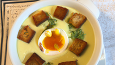 Soupe-crème de légumes aux croûtons et à l'œuf