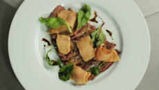 Carpaccio de canard mi-cuit, chutney de prunes aux échalotes, copeaux de foie gras