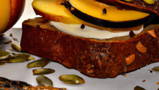 Sandwich danois sucré aux épices , fruits secs, pomme et sa glace à la nougatine croquante aux graines de courge et tournesol