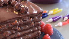 Cube d'anniversaire au chocolat et aux noisettes