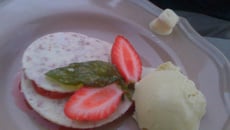 Mille-feuille croustillant chocolat blanc, fraises rôties au basilic et son sorbet basilic/citron vert