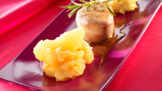 Tournedos de filet mignon, écrasé de pommes de terre et compotée de pommes aux oignons et cannelle