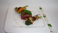 Pavé de rumsteack Angus en crôute de parmesan et basilic, brochettes de petits légumes à la tapenade