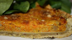Tarte topinambours, carotte et courge, pâte à la farine bise, au curcuma et aux graines de lin.