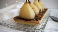 Tarte aux poires entières, chocolat et praliné