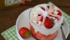 Tiramisu glacé aux fruits rouges & glace Carte d'Or® façon glacier fraise et morceaux de meringue