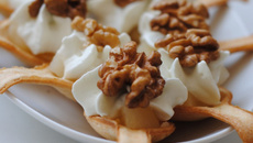 Cuillères croustillantes aux poires, mousseline de roquefort et noix