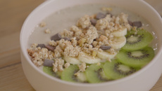 Smoothie bowl, banane kiwi et Muesli au chocolat